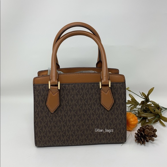 Michael Kors Mott Medium Messenger - Picture 3 of 6